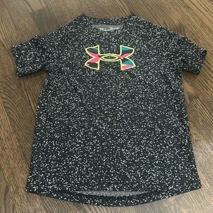Under Armour boys black and white speckled tee
With logo.  Size small.